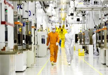 Samsung переводит тысячи инженеров в свой центр полупроводников следующего поколения, чтобы улучшить качество памяти HBM, по данным SBS