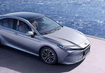 Новейшая Toyota Camry XV80 сильно подешевела в России: всего 3,25 млн рублей за новую машину