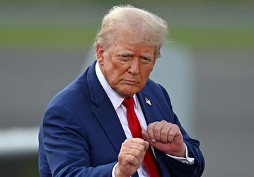 «Они могут искать другого лоха», — Трамп пообещал странам БРИКС пошлины в 100% при попытке отказаться от доллара США