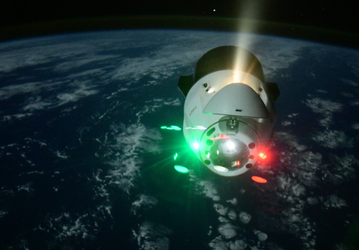 Российский космонавт заснял на видео: грузовик SpaceX Dragon отчалил от МКС после долгого ожидания