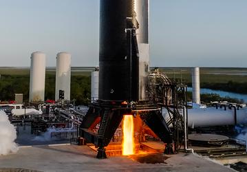 SpaceX показала невероятные кадры второго прожига космического корабля Starship S33. На видео показали имитацию запуска двигателя в космосе