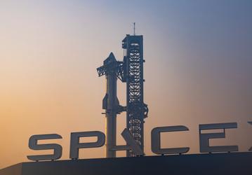 На космодроме Starbase, который Илон Маск решил превратить в город, демонтируют гигантские буквы SpaceX. Кроме того, активно строится новый стартовый стол