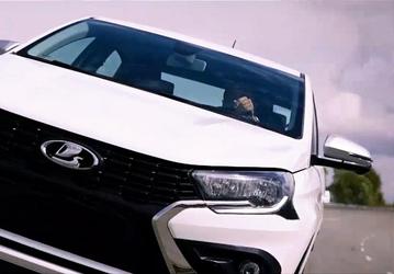 АвтоВАЗ увеличил темпы производства Lada Iskra: машины в белом и серебристом цветах получают наполовину технологический пластик