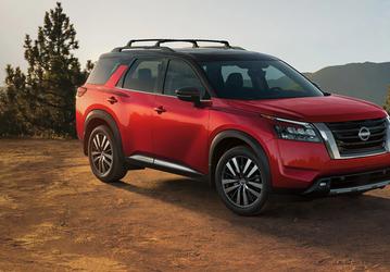 В Россию привезли новые внедорожники Nissan Pathfinder: «американец» с 3,5-литровым мотором за 6,05 млн рублей, «китаец» с 2,0-литровым мотором — за 6,8 млн рублей