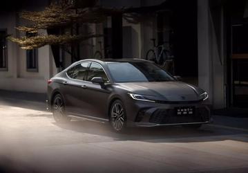 Вышла новая версия Toyota Camry. Популярная модель доступна с обычным ДВС, а также с двумя гибридными установками на базе моторов 2,0 и 2,5 л