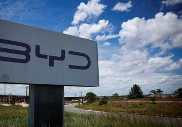 Скандал на новом заводе BYD: сотрудников оскорбили «клеймом рабов». Паспорта у них не забирали, они отдали их добровольно для получения временного удостоверения