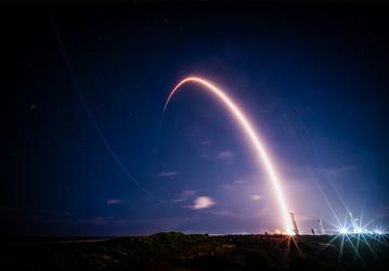 Спутники SpaceX для прямой связи со смартфонами «немедленно подключатся по лазерной линии к созвездию Starlink». Falcon 9 завершила 350-й полёт с использованием проверенного ускорителя