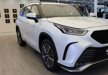 Улучшенный Toyota Highlander в России сильно подешевел: сколько сегодня просят за Toyota Crown Kluger
