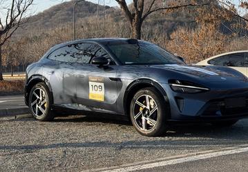Это первый кроссовер Xiaomi, и он очень похож на Ferrari Purosangue: живые фото и видео Xiaomi YU7
