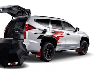 Представлен новый Mitsubishi Pajero Sport. Покупатели получают в подарок зонт, кепку и рюкзак