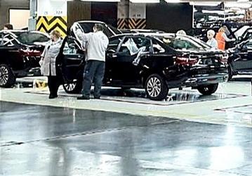 А Lada Aura узнают по колёсам: версии Premier и Status внешне сильно отличаются