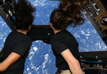 Снова отложили: грузовик SpaceX Dragon отчалит от МКС только через неделю