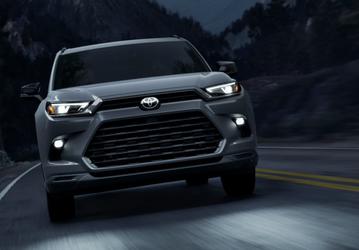В продаже в России вновь появился Toyota Grand Highlander 2024, но теперь на 500 тыс. рублей дороже, чем летом