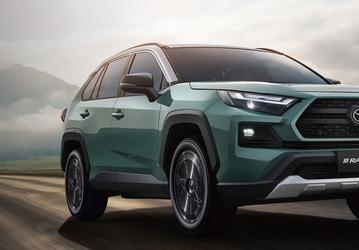 У дилеров скопилось более 500 Toyota RAV4. Цены на японский кроссовер, привезенный из Китая, стартуют с 4,8 млн рублей