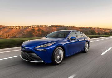 Аттракцион неслыханной щедрости от Toyota. Японская компания продает седан Mirai со скидкой 60% — за 27 тыс. долларов вместо 67 тыс. долларов
