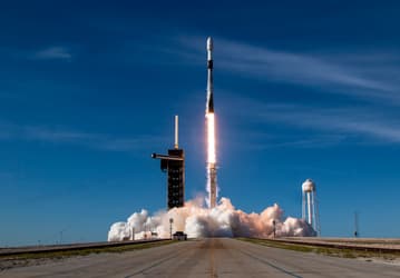 SpaceX собиралась запустить три ракеты в течение пяти часов. Но вышло две в течение двух