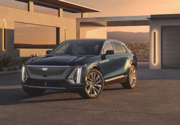 Cadillac готовит «очень американский роскошный внедорожник» — с электрическими зонтиками, экраном 9К и пожизненной гарантией