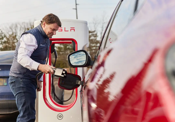 Tesla использует разные средства для увеличения дохода: компания пустила в свою сеть зарядных станций автомобили Ford