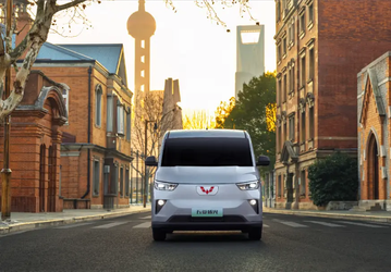 Первый автомобиль с аккумулятором Wuling Red No. 1, который выдерживает давление до 6,8 т на крыше. Представлен Wuling Yangguang