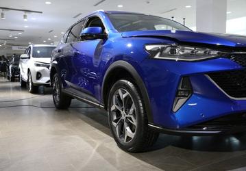 Автостат: дилеры начали получать машины 2024 года по новым ценам