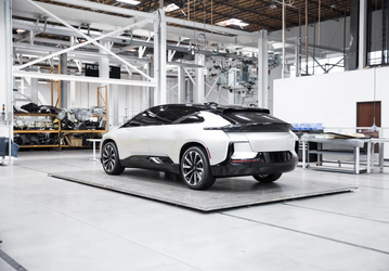 Тонет, но продолжает цепляться за жизнь. Faraday Future с многомиллиардными убытками сократила штат, задерживает арендную плату и отзывает все машины, выпущенные в 2023 году