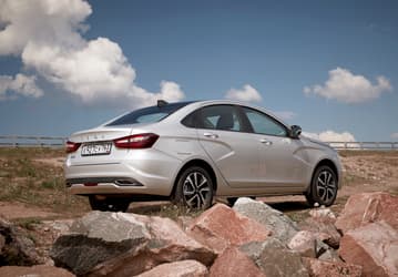 Владелец Lada Vesta рассказал о большом зазоре и не до конца закрученных саморезах