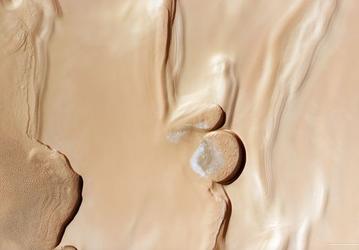 Mars Express показал дюны и ледяные скалы возле северного полюса Марса