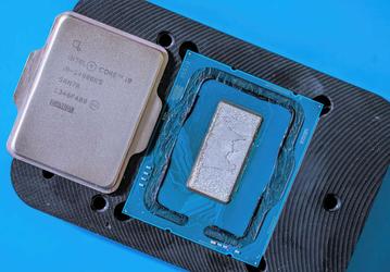 Это «голый» Core i9-14900KS. Процессору демонтировали теплораспределительную крышку для снижения температуры