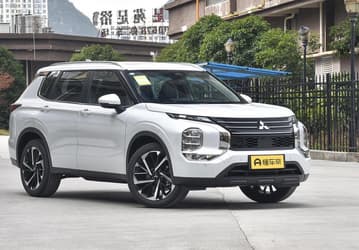 Крупные дилеры начали продавать в России Mitsubishi Xpander Cross с гарантией два года. Названа стоимость машины