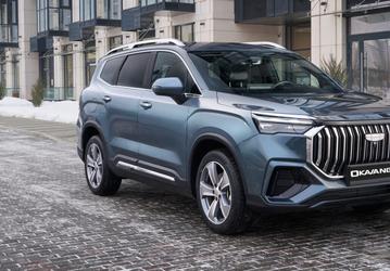 В России стартовали продажи новейшего кроссовера Geely Okavango: мотор от Tugella, богатое оснащение и цена на миллион ниже, чем у Monjaro