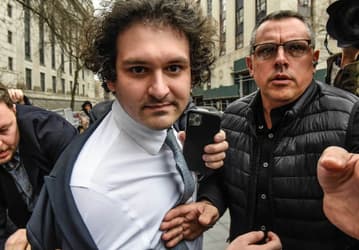 25 лет тюрьмы и обязательство вернуть 11 млрд долларов за крупнейшую аферу США со времён аферы Бернарда Мейдоффа. Основателю биржи FTX зачитали приговор