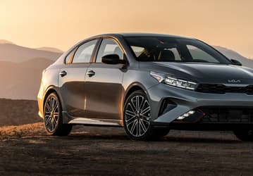 Kia Cerato подешевел в России на 600 тыс. рублей за 2,5 месяца. Названа актуальная стоимость популярного седана