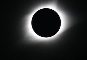 NASA предупреждает: не стоит снимать солнечное затмение на камеру телефона без специальной защиты