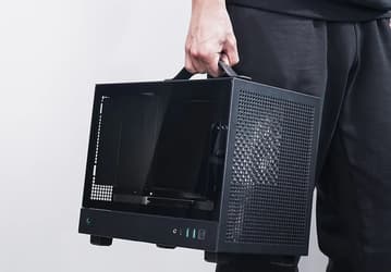 Чтобы легко взять свой ПК и куда-то отнести. Корпус DeepCool CH160 для сборки ПК в формате Mini-ITX имеет ручку для переноски