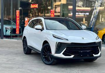 В России появится «ураганный» Forthing T5 EVO. Кроссовер, похожий на Lamborghini Urus, получит не только полный привод, но и три «лица»