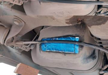 В Lada Vesta NG обнаружился необычный дефект — протирается бензобак. Дилеры ждут предписание от завода, а владельцы машин решают проблему самостоятельно