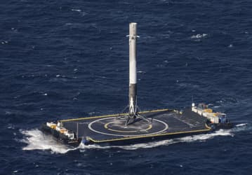 Ровно восемь лет назад SpaceX впервые посадила первую ступень Falcon 9 на плавучую платформу