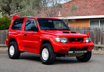 Очень редкий внедорожник Mitsubishi Pajero Evolution, прославившийся на ралли Париж-Дакар, выставили на продажу
