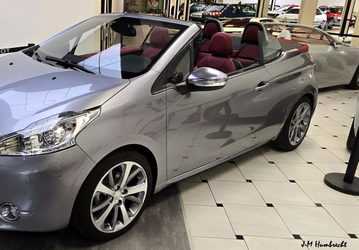 Это официальный кабриолет Peugeot 208. Такая машина — одна во всём мире