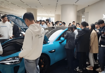 Небывалый ажиотаж: спекулянты перепродают право на покупку Xiaomi SU7 за 14 000 долларов, клиенты выстраиваются в очередь на тест-драйвы до 3 часов ночи