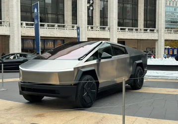 Педаль акселератора Cybertruck может застревать в полу. Tesla приостановила поставки машин