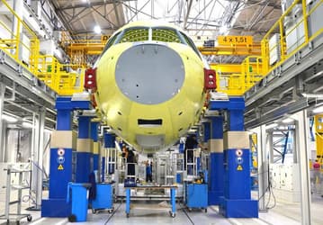 Работа над МС-21 кипит: в Иркутске собрали уже восьмой серийный комплект новейшего пассажирского лайнера, сейчас идет сборка десятого комплекта