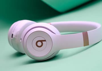 Apple, но не совсем. Представлены беспроводные наушники Beats Solo 4 с 50-часовой автономностью