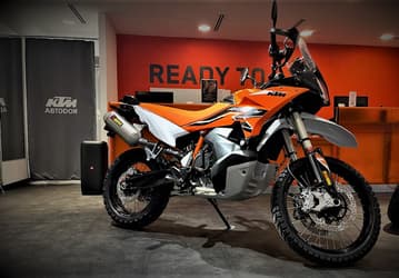 В России выходят мотоциклы КТМ 890 Adventure R Rally и KTM 300 EXC Hardenduro
