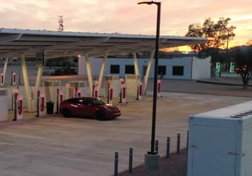 Илон Маск действует максимально жёстко: массовые увольнения в Tesla продолжаются, сокращают ветеранов и целые отделы