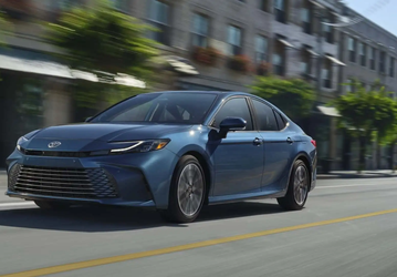 Toyota Camry 2025 скоро поступит в продажу в США. Базовая версия будет дешевле $30 000