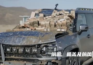 Китайцы продолжают упражняться в абсурдных краш-тестах. На этот раз Jetour T2 пробил две кирпичные стены подряд