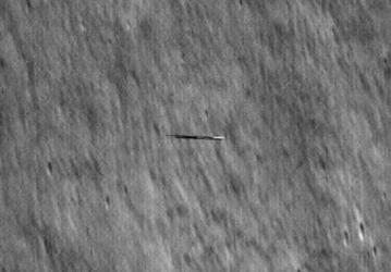 Лунный орбитальный аппарат NASA обнаружил объект, напоминающий доску для сёрфинга