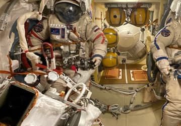 Российские космонавты впервые в этом году вышли в открытый космос