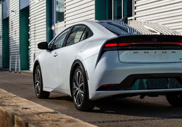 Toyota отзывает сотни тысяч новейших Prius и Prius Prime: у них открываются двери прямо во время движения